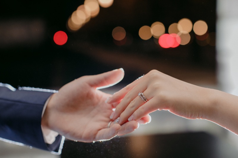 手を取り合って