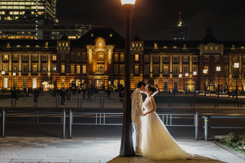 東京駅をバックに