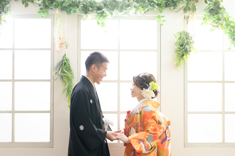 手を取り合って