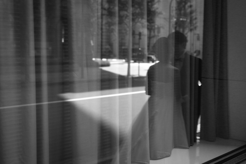 ガラス窓に映り込む二人