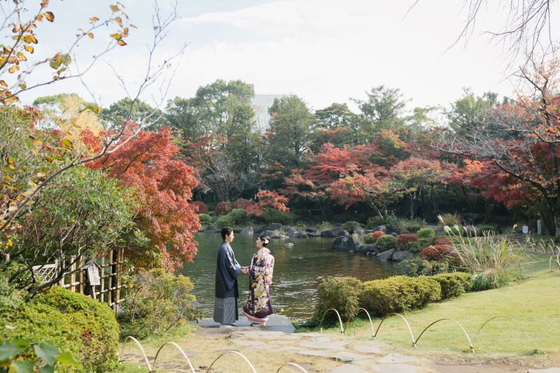 池をバックに＊