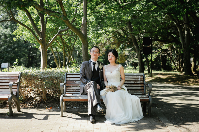 ベンチに座って