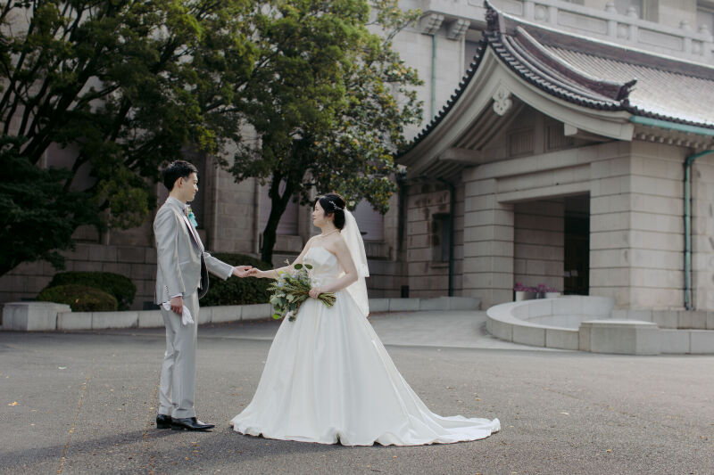 手を取り合って