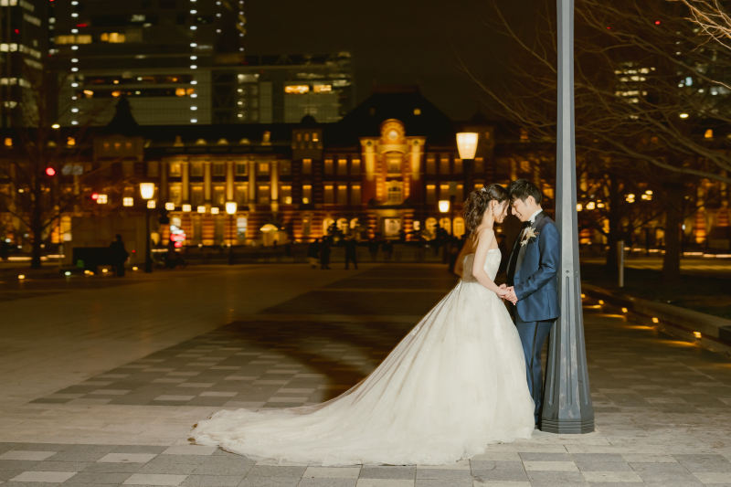 東京駅をバックに