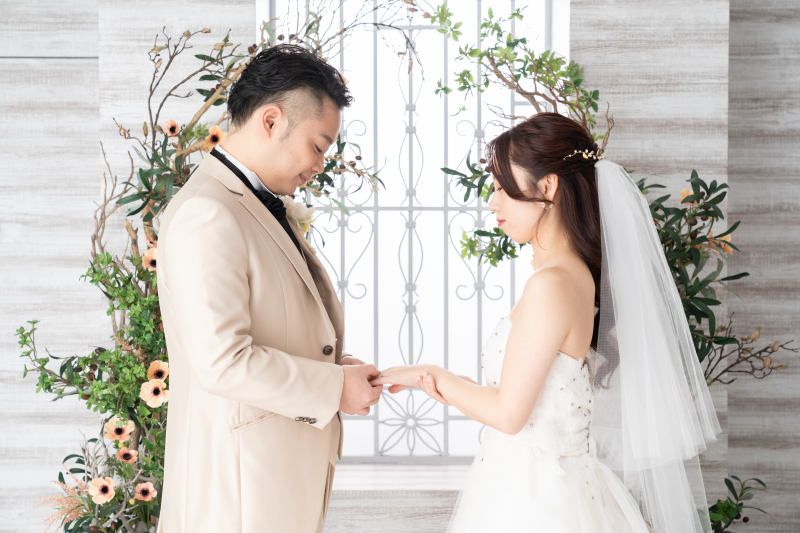 まずはウェディングドレスから