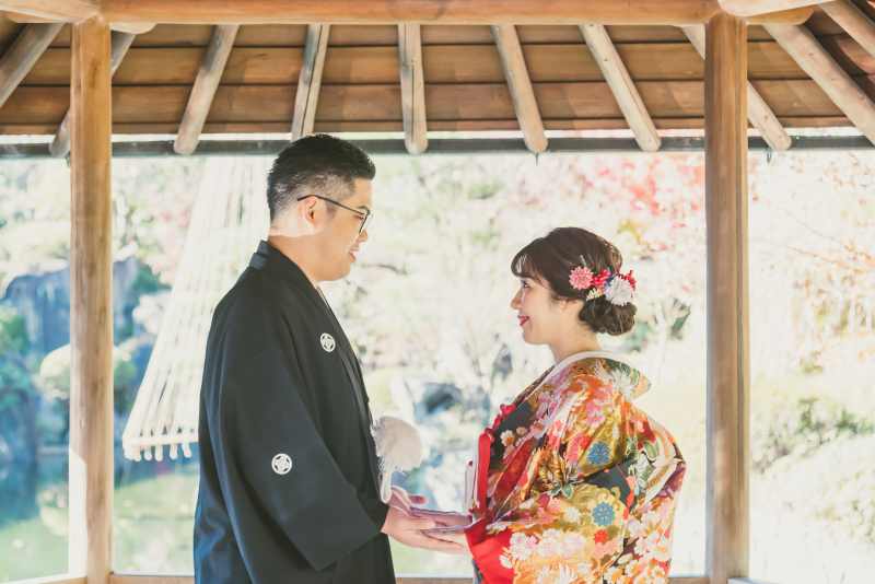 手を取り合って