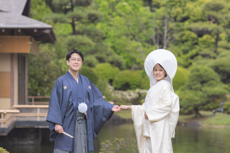 手を繋いで笑顔満点のお二人がとても素敵ですね！