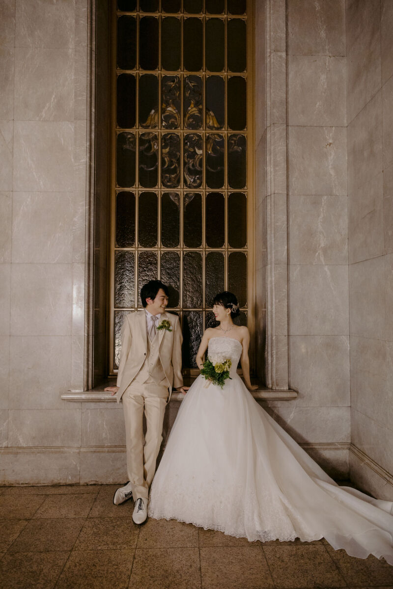 ステンドグラスの前で