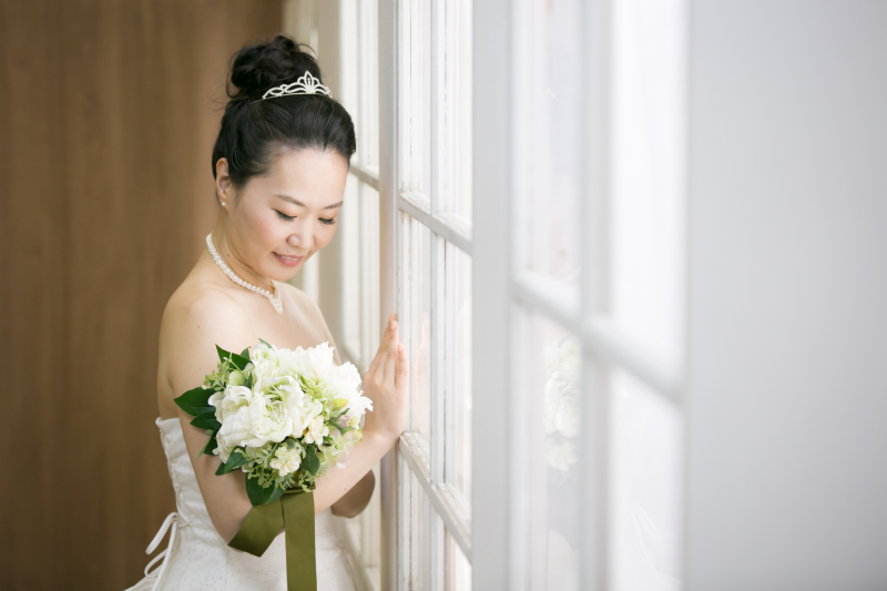 スタジオの窓際で