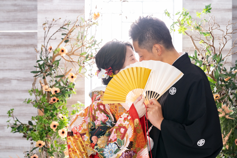 扇子の向こうで... 