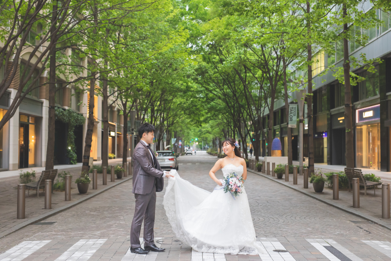 ご新郎様にドレスのトレーンを持ってもらうポーズ♡