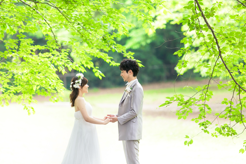 手を取り合って