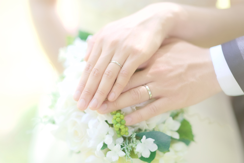 手を取り合って