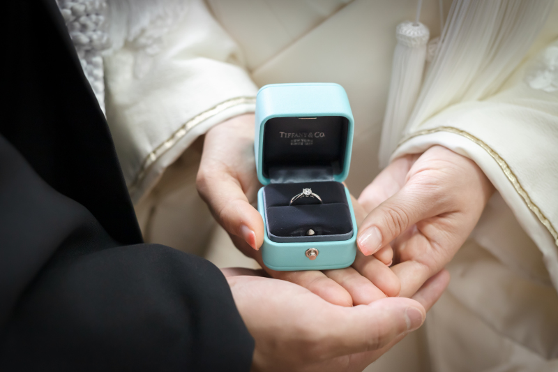 指輪を持って