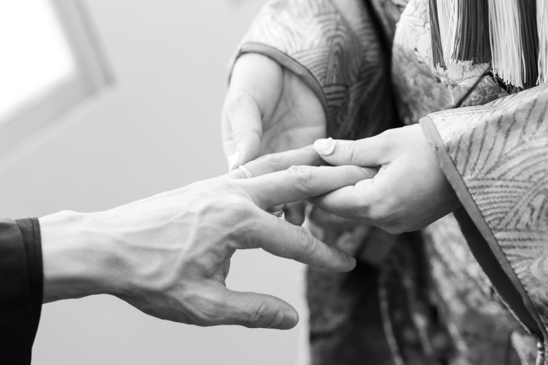 手を取り合って