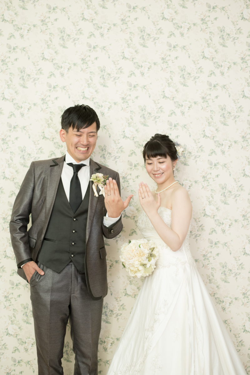 指輪を見つめながら