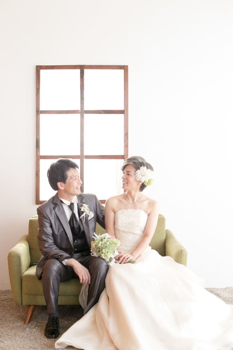 ソファに座って