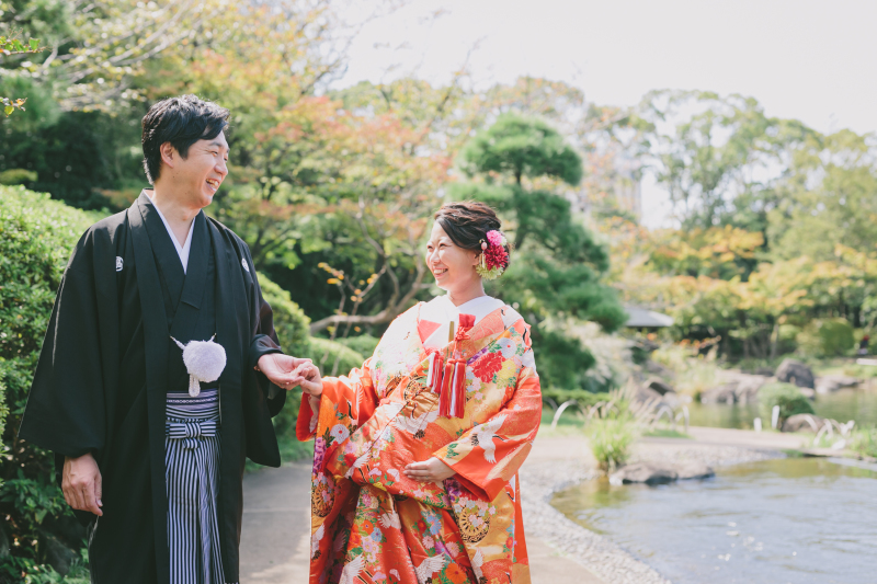 手を取り合いながら…