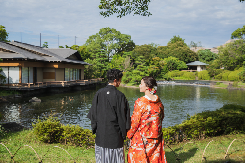 大きな池の前で