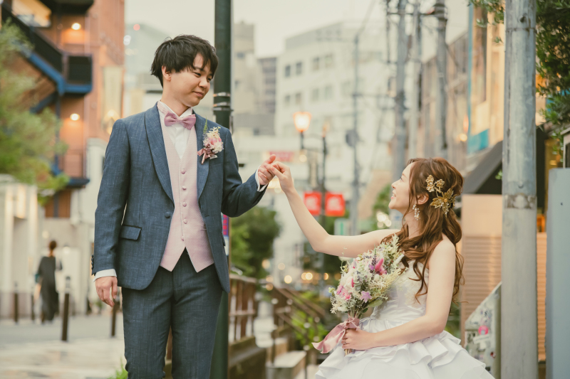 手を取り合って