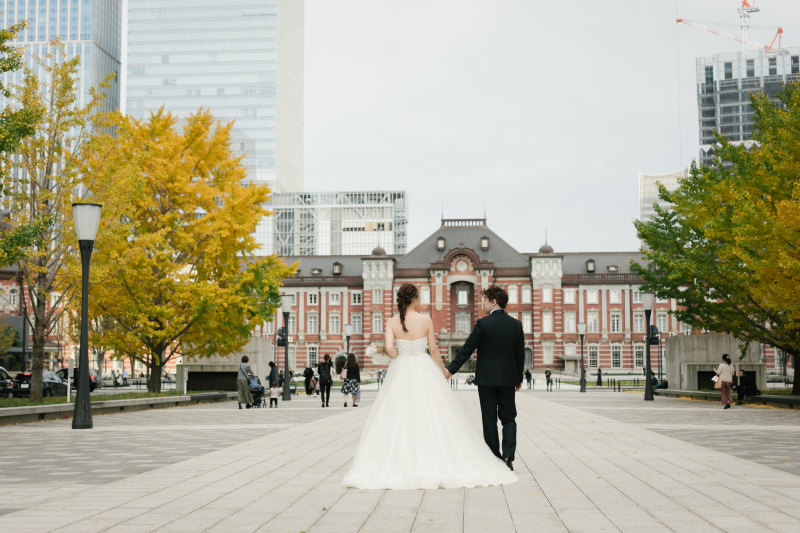 東京駅をバックに