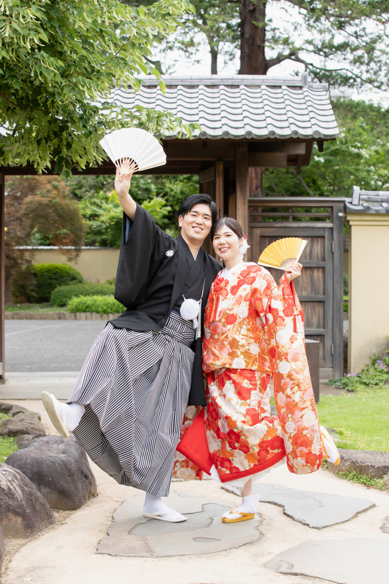 扇子を持ってオフショット風な可愛い1枚ですね!