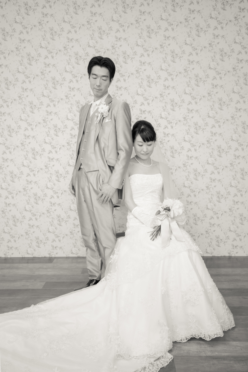 背中を預けあうポーズで