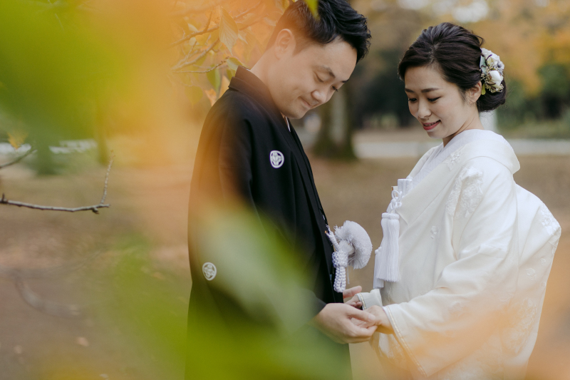 手を取り合って