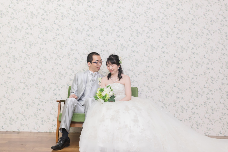 ソファに座って