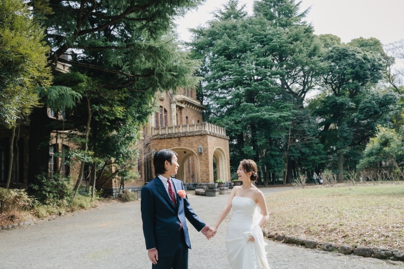 ラストは建物を背景に