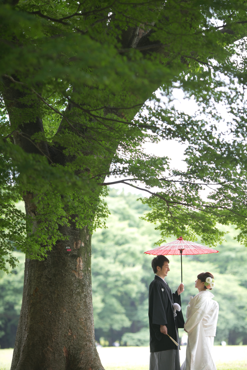 大きな木の前で・・・。