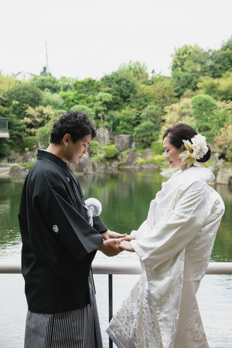 手を取り合って