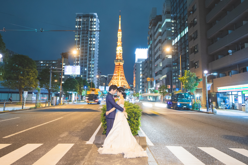 東京タワーの前で