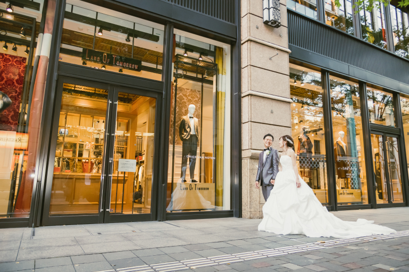 おしゃれなブティックの前で