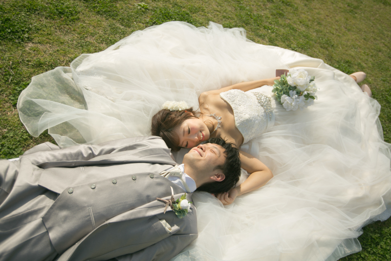 芝生上でごろ〜ん