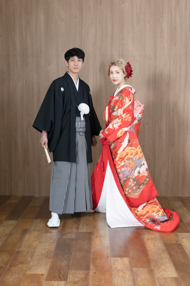 凛々しい表情で