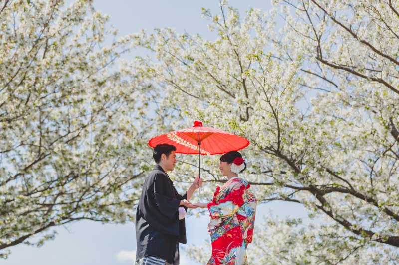 手を取り合って