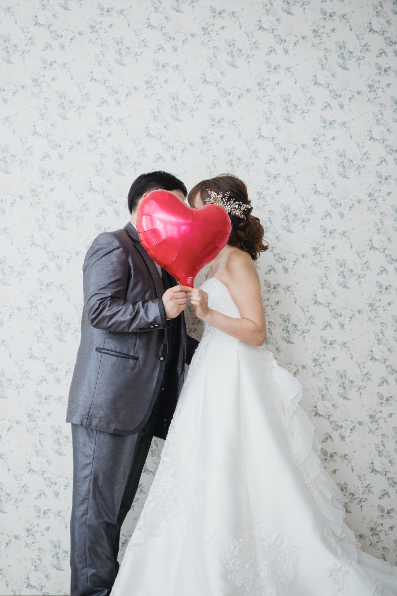 ハートの後ろで