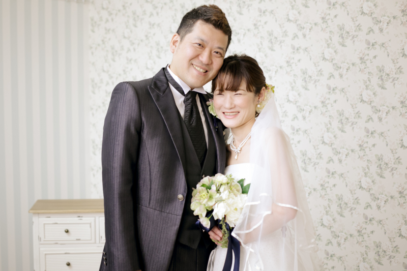 洋装で寄り添うお二人