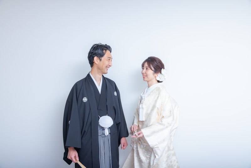 白背景でシンプルに!素敵な衣装が際立ちますね!