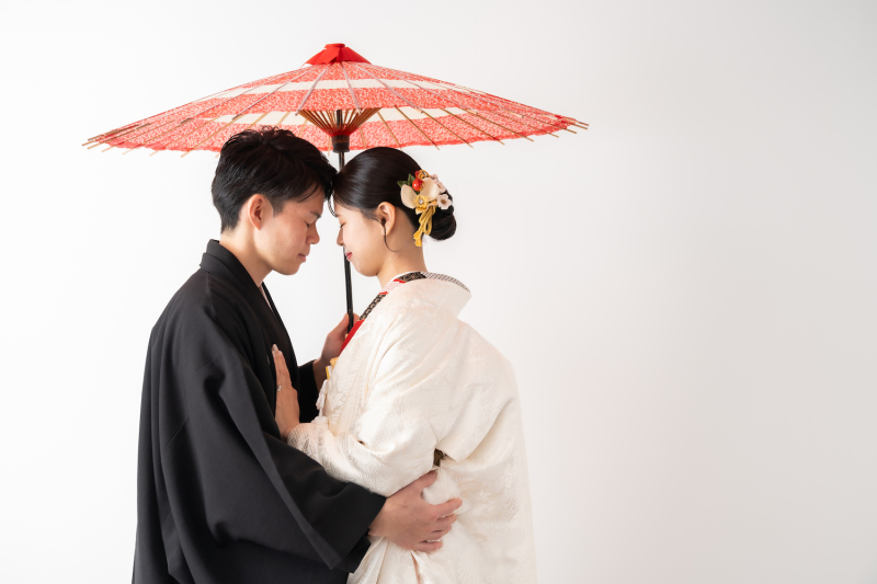 かわいさ満点！番傘の下でおでこを合わせたショット