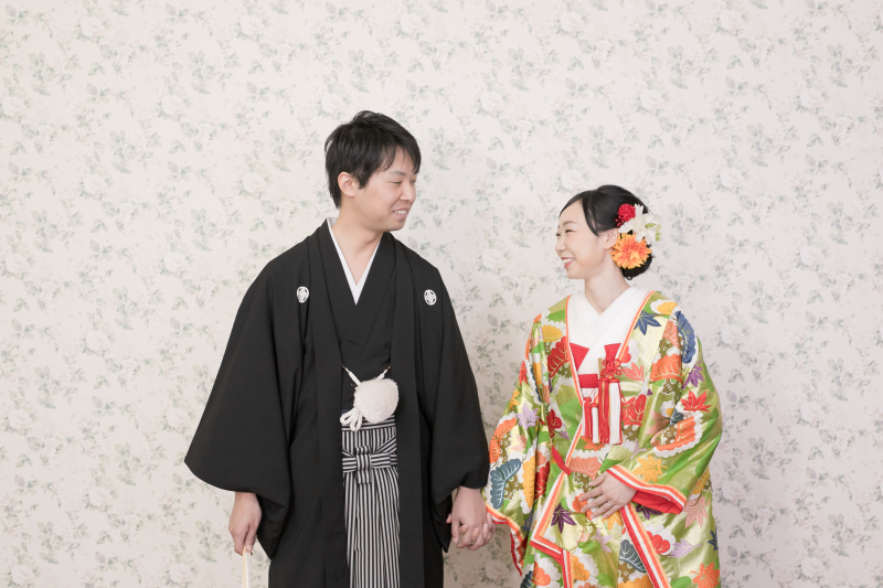 手を繋ぎ・・・