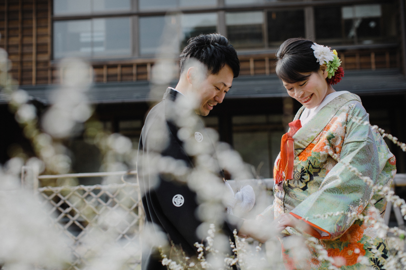 手を取り合って