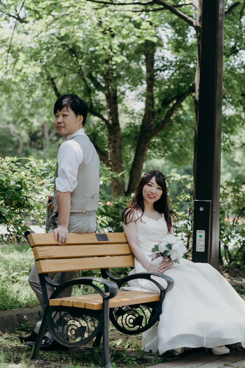 ベンチに腰をかけて