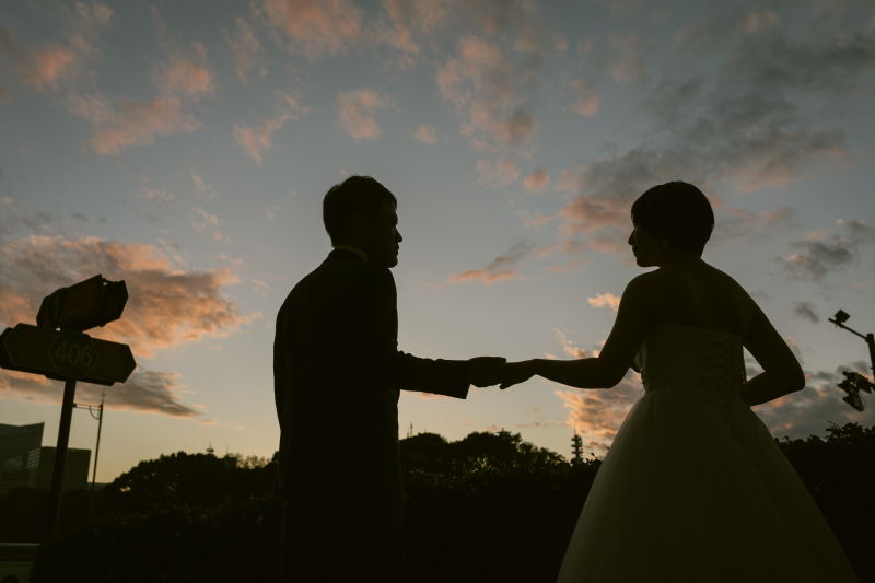 夕焼けをバックに