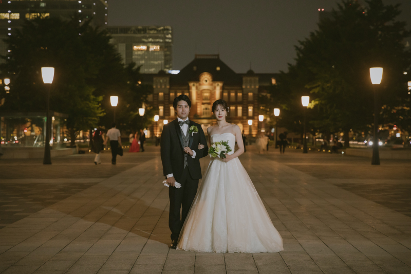 東京駅をバックに