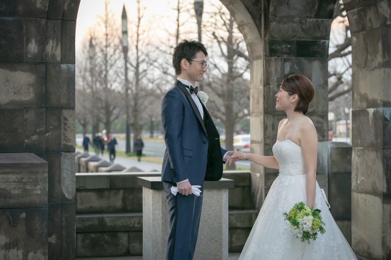 手を取り合って