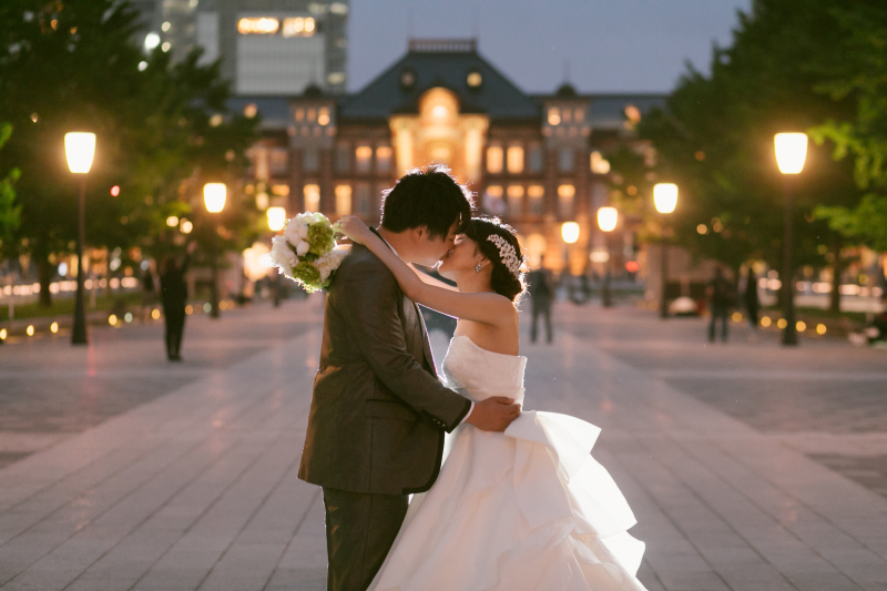 幻想的な東京駅の前で