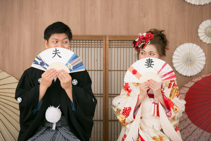 手作りの扇子を使って撮影