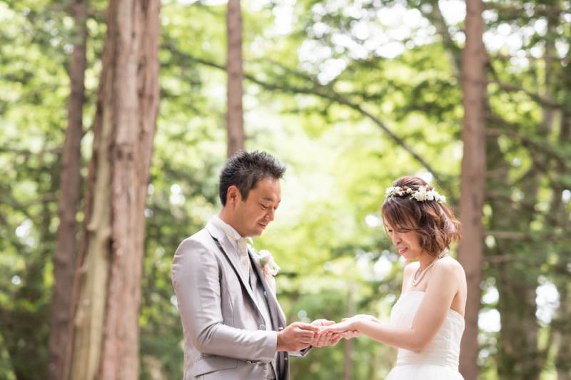 緑の中で指輪交換♡